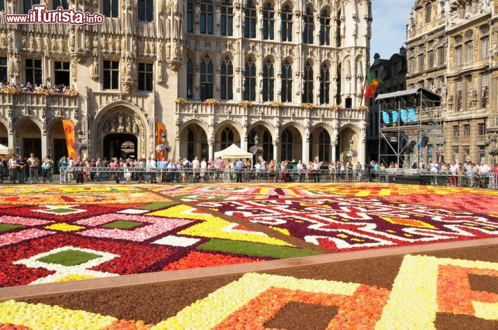 Immagine La Grand place a ferragosto con il flower carpet ammirato dai numerosi turisti - © skyfish / Shutterstock.com