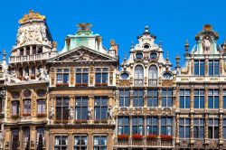Le facciate di alcuni edifici storici, le case delle corporazioni, sulla Grand Place di Bruxelles - © INTERPIXELS / Shutterstock.com