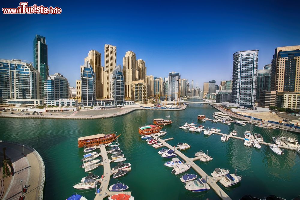 Immagine Vista panoramica di Dubai Marina in una magnifica giornata di sole. In primo pano lo Yacht club