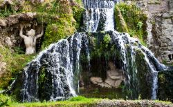 Cascata all'interno del giardino di Villa d'Este a Tivoli - © PerseoMedusa / Shutterstock.com