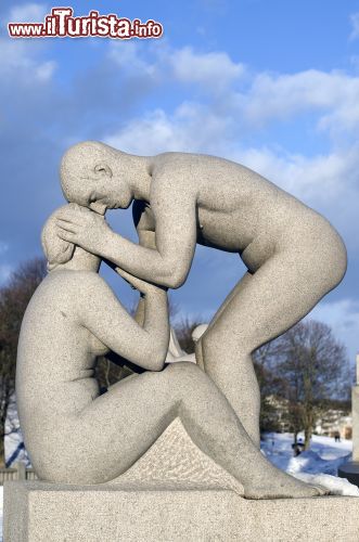 Immagine L'amore viene celebrato dalle sculture di Gustav Vigeland all'interno del parco Frogner di Oslo, qui fotografato in inverno - © Marina J / Shutterstock.com