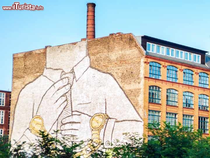 Immagine Murales a Berlino su di una vecchia industria del quartiere di Kreuzberg - © carol.anne / Shutterstock.com