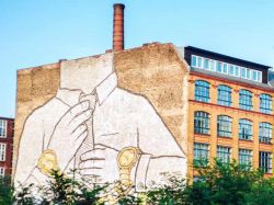 Murales a Berlino su di una vecchia industria del quartiere di Kreuzberg - © carol.anne / Shutterstock.com 