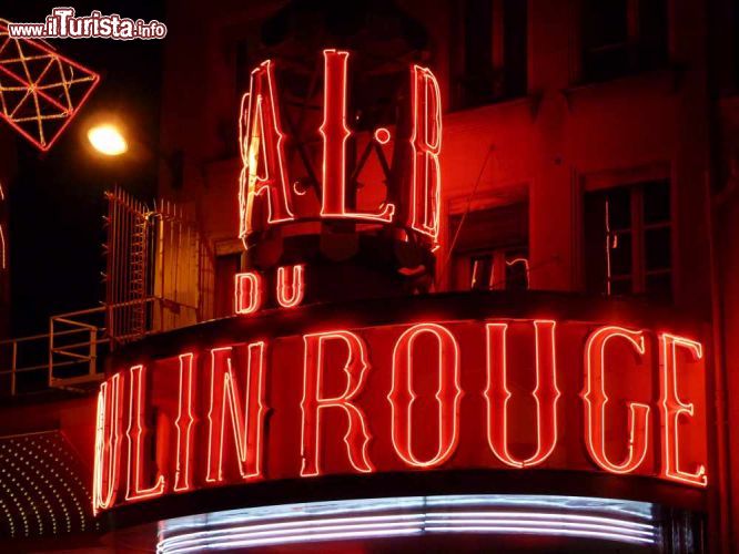 Immagine Particolare della scritta del locale Moulin Rouge a Parigi