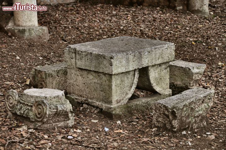 Immagine Resti archeologici romani all'interno dei giardini di Villa Gregoriana a Tivoli - © maurizio / Shutterstock.com