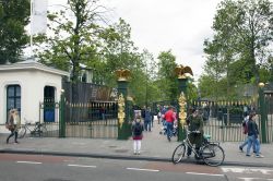 L'Ingresso dello Zoo Reale di Amsterdam in via Plantage Kerklaan 38-40. Si tratta dello zoo più antico di Olanda, che vanta al suo interno numerosi edifici del 18° secolo  - ...