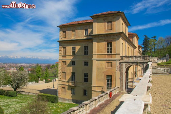 Immagine Vista laterale del palazzo di Villa della Regina a Torino - © claudiodivizia / Shutterstock.com