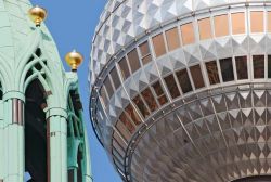 St. Marienkirche in primo piano e la Torre della Televisione più indietro: sono ravvicinate dall'effetto di "schiacciamento della prospettiva" ottenuto con un potente teleobiettivo ...