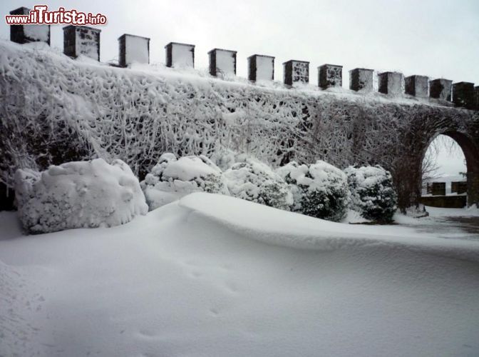 Immagine Neve a Montegiove in Umbria: le mura del castello imbiancate da una fitta nevicata invernale - © www.castellomontegiove.com