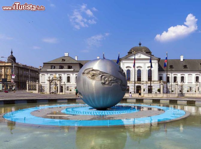 Immagine La fontana "Terra Pianeta di Pace" si trova in piazza Hodzovo namestie, appena davanti all'ingresso di palazzo Grassalkovich a Bratislava, anche chiamato come la casa bianca europea - © posztos / Shutterstock.com