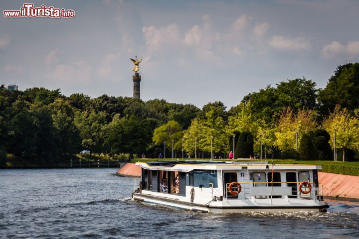 Immagine Il fiume Sprea costeggia la parte settentrionale del parco Grosser Tiergarten a Berlino - © anshar / Shutterstock.com