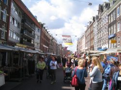 Albert Cuypmarkt shopping nel mercato più famoso del quartiere De Pijp ad Amsterdam - © Michiel1972 - CC BY-SA 3.0 - Wikipedia