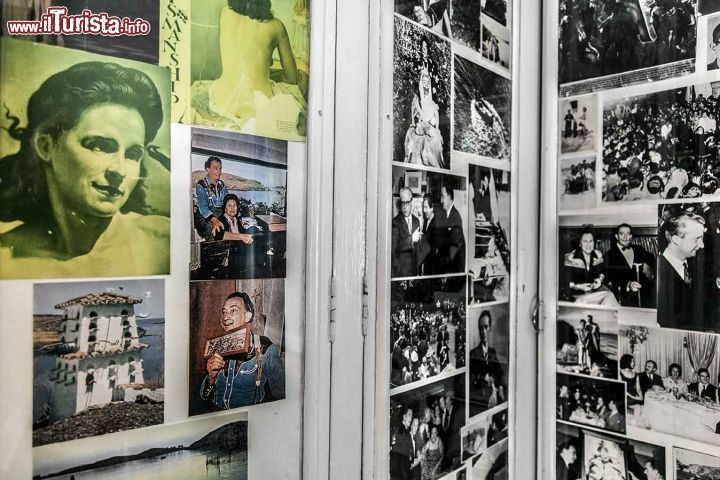 Immagine La cabina armadio della Casa-Museo di Salvador Dalì completamente tappezzata dalle foto ricordo dei due innamorati - © Claudia Casadei / amarcordbarcellona.com