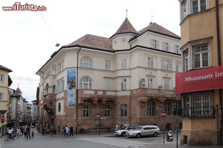 Immagine L'edificio in via museo 43 che ospita le sale del Museo Archeologico dell'Alto Adige a Bolzano - © wikipedia