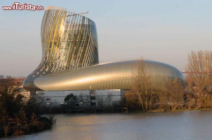 Immagine La grande Cite du Vin di Bordeaux, domina le sponde ocidentali della Garonna