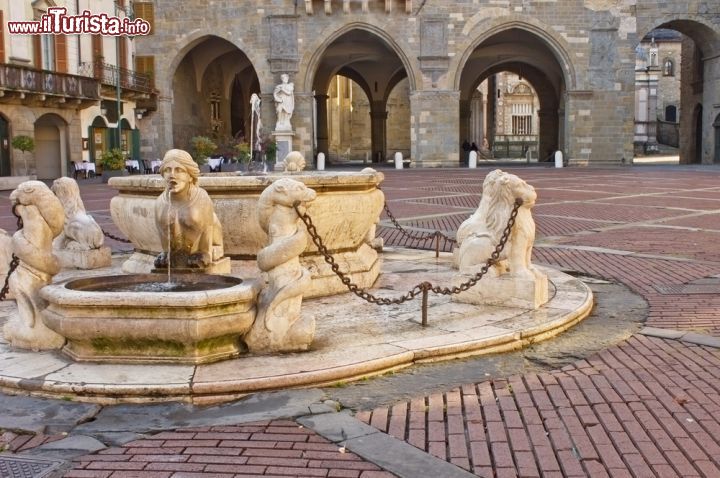 Immagine La Fontana Contarini si trova nella storica Piazza Vecchia di Bergamo Alta - © Neirfy/ Shutterstock.com