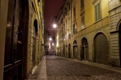 Passeggiata notturna in una via del centro storico ...