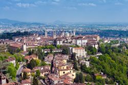 Vista panoramica di Bergamo Alta e la retrostante ...