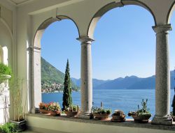 Scorcio del Lago di Como dal porticato di Villa Monastero, nella cittadina di Varenna (Lecco). 