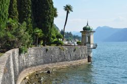 Vista sulla sponda del Lago di Como da Villa Monastero, circondata da un giardino botanico che si estende per quasi 2 km.