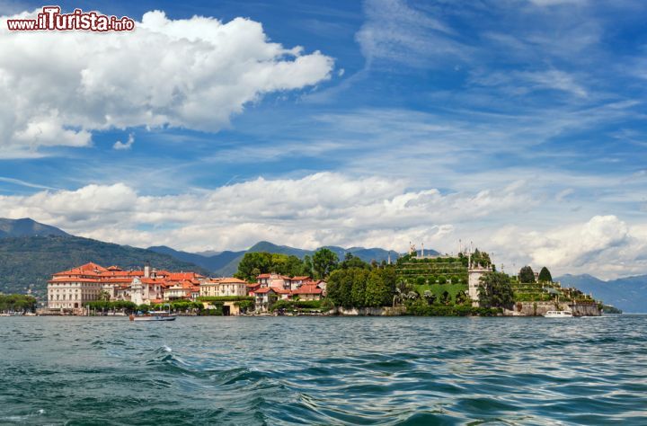 Immagine L'Isola Bella fotografata da Stresa: ci troviamo sul Lago Maggiore in Piemonte ad amirare una delle storiche Isole Borromee - © Olgysha / Shutterstock.com