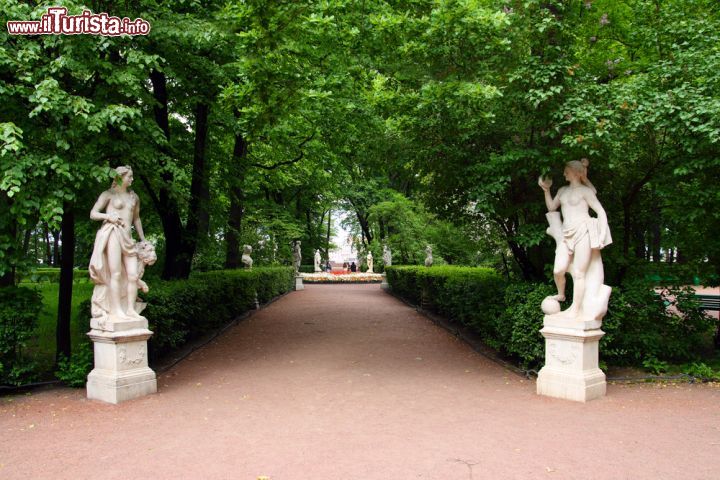 Immagine La visita al giardino d'Estate di San Pietroburgo - © Kokhanchikov / Shutterstock.com