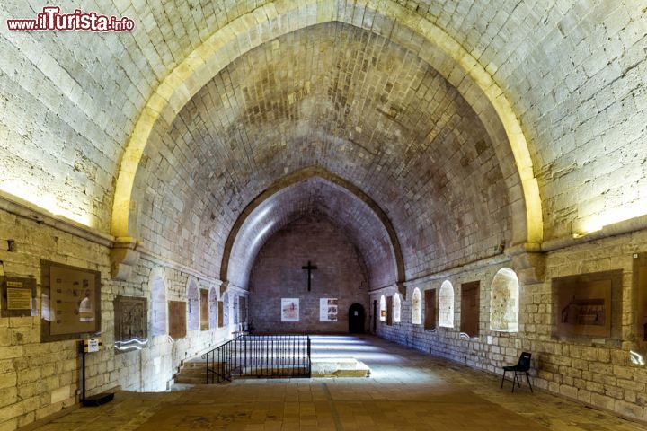 Immagine La visita degli antichi ambienti interni dell'Abbazia di Senanque a Gordes (Francia) - © Jorg Hackemann / Shutterstock.com