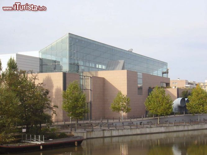 Immagine Il grande Musee d'Art Moderne et Contemporain di Strasburgo è il più grande museo di Francia per questa tipologia di strutture. Si estende du di una superficie espositiva di 13.000 metri quadri