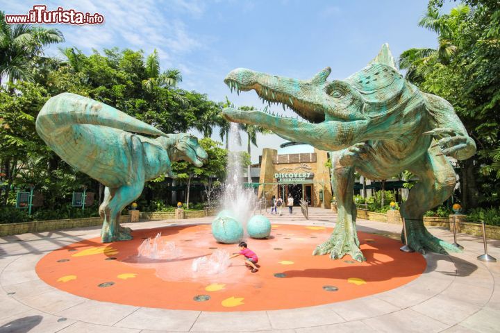 Immagine Dinosauri agli Universal Studios di Singapore. Per chi desidera tornare all'infanzia gli Universal Studios sono il luogo migliore: qui si possono incontrare mummie guerriere e dinosauri irascibili oltre che le doppie montagne russe più alte del mondo - © SATHIANPONG PHOOKIT / Shutterstock.com