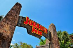 Ingresso di Jurassic Park  agli Universal Studios di Singapore. Il grande parco tematico di Sentosa Island non poteva che ospitare anche una sezione dedicata al film del 1993 diretto da ...
