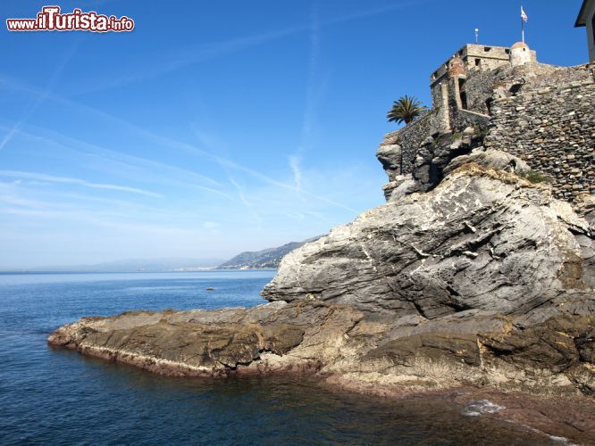 Immagine Le rocce e il Castello di Camogli in Liguria - © guido nardacci / Shutterstock.com