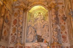 Nicchia con scultura di Vergine col Bambino, interno della Basilica di Camogli - © Samuele Pasquino