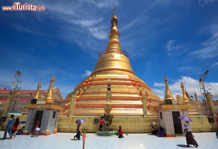 Immagine La pagoda dei mille ufficiali, ovvero la Botataung Paya in centro a Yangon, Birmania - © lkunl / Shutterstock.com