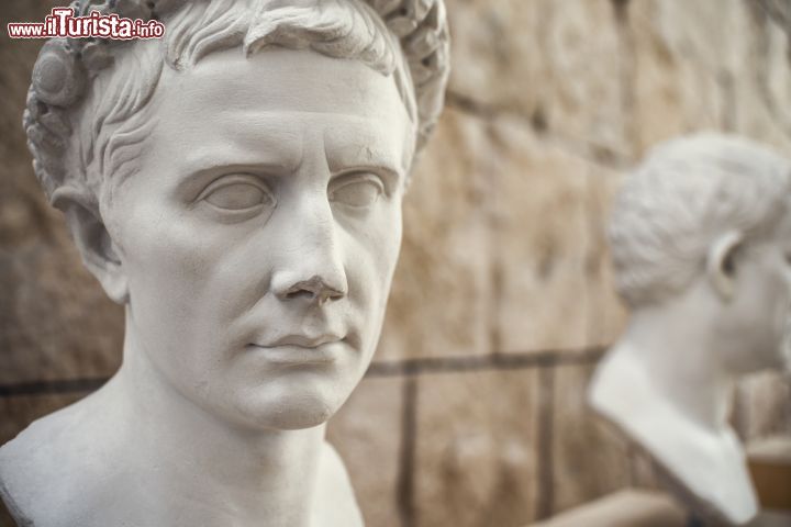 Immagine Il busto di Augusto e Mario Agrippa si trovano nel museo dell'Ara Pacis di Roma - © futureGalore / Shutterstock.com