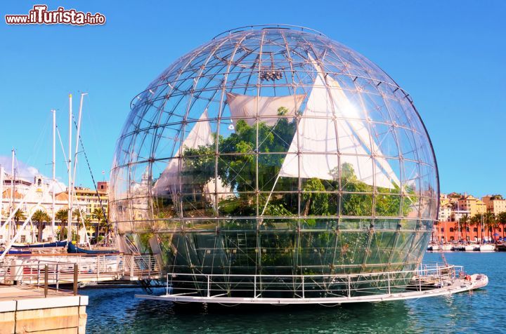 Immagine La Biosfera fa parte dell'AcquarioVillage, una delle attrazioni del complesso dell'Acquario di Genova - © maudanros / Shutterstock.com