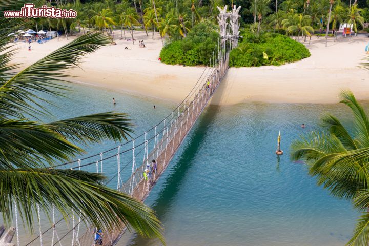 Immagine Il ponte sospeso su Palawan island, a Sentosa (Singapore) - © Roman Rudyak / Shutterstock.com