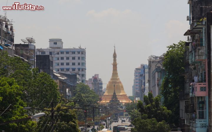 Immagine Al centro di Yangon sorge la stupa di Sule Paya - © Ilia Torlin / Shutterstock.com