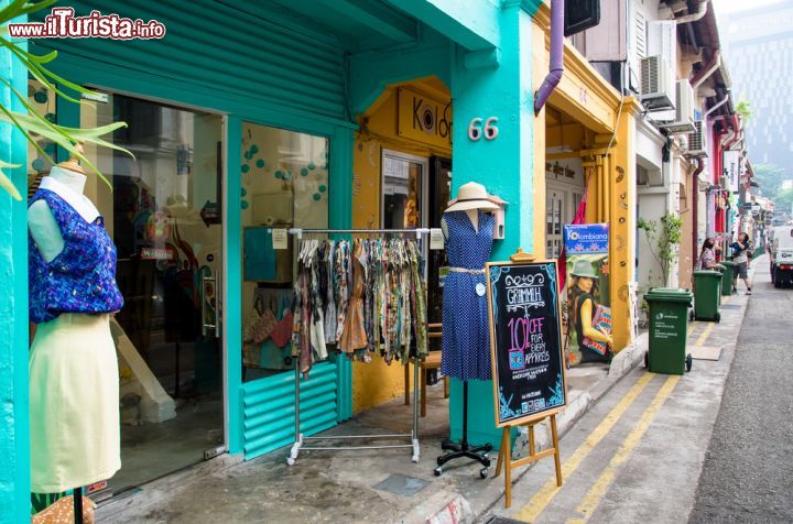 Immagine Negozi di moda in Haji Lane, Singapore. Questa strada dello shopping nel cuore di Kampong Glam ospita botteghe, ristoranti e caffé. Vi si possono trovare oggetti e capi d'abbigliamento interessanti - © gracethang2 / Shutterstock.com