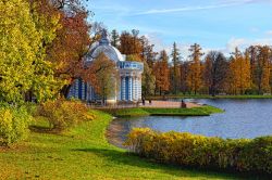 Vista del padiglione Grot nei giardini del Palazzo di Caterina a Pushkin, Russia. Foliage autunnale per questo suggestivo panorama del parco di Pushkin che l'imperatrice Caterina volle impreziosire ...