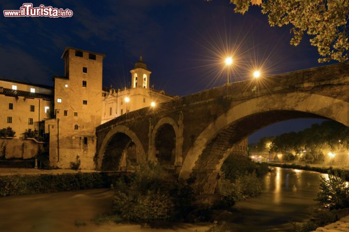 Immagine Il ponte Fabricio e l'isola tiberina a Roma fotografati in notturna - © Angelo Ferraris / Shutterstock.com
