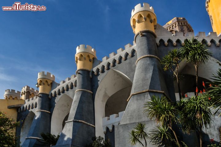 Immagine Il dettaglio delle torri merlate che adornano il castello di Sintra, Portogallo. Fu Fernando II a ordinare che questa imponente residenza estiva dei reali fosse un miscuglio di stili succedutisi nel corso dei secoli in Portogallo e Germania