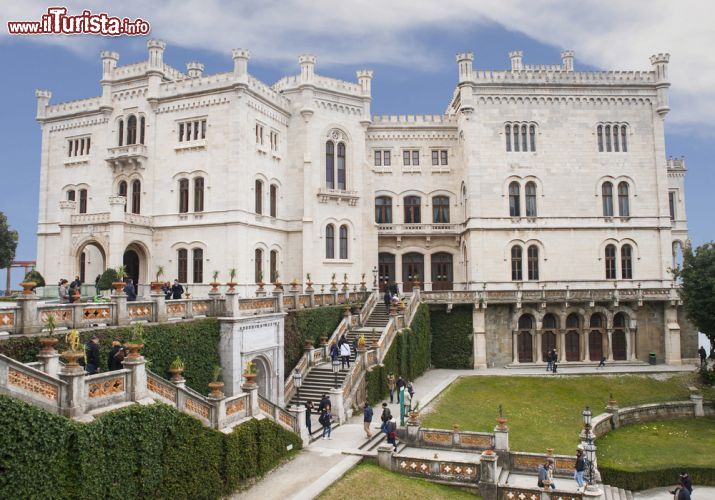 Immagine La magnifica residenza degli Asburgo vicino a Trieste: il Castello di Miramare, costruito nel 1855 in una posizione magnica sul promontorio di Grignano, appena a nord-ovest da Trieste