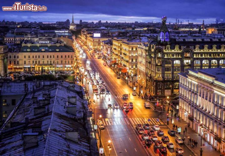 Immagine Fotografia dall'alto del viale principale di San Pietroburgo: la Prospettiva Nevskij - © Sergey_Bogomyako / Shutterstock.com