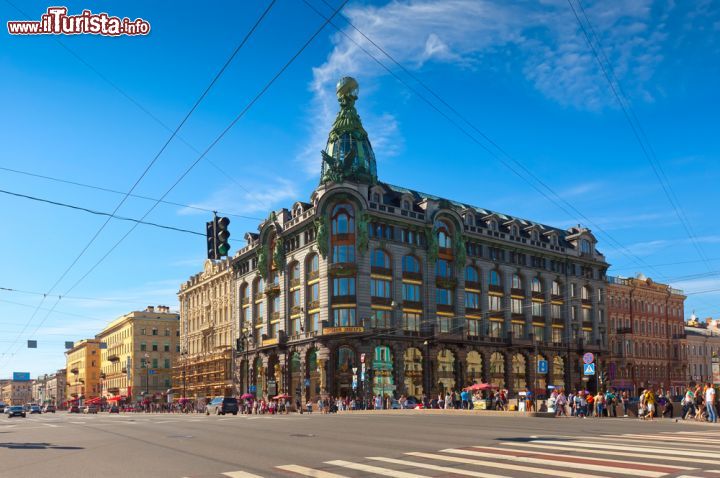 Immagine Il palazzo Zinger s'affaccia sulla Prospettiva Nevskij a San Pietroburgo - © Iakov Filimonov / Shutterstock.com