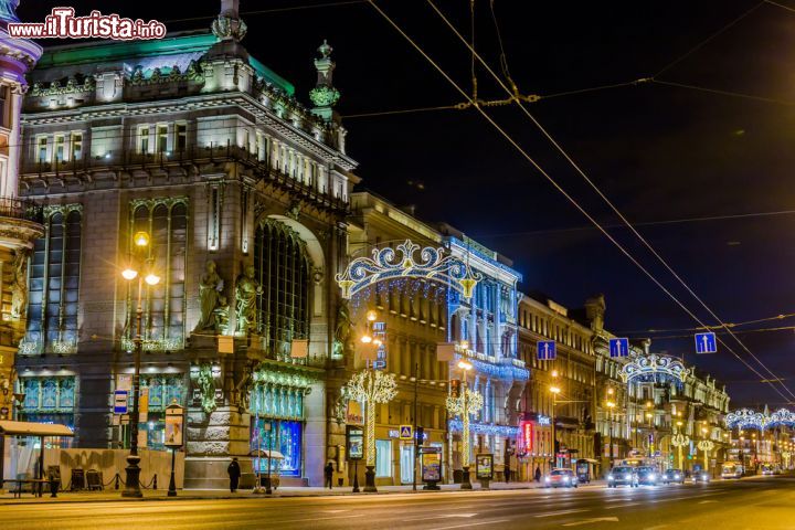 Immagine Il grande negozio di Eliseevsky e il teatro Akimov fotografati alla sera lungo la Prospettiva  Nevskij - © Gala_Kan / Shutterstock.com