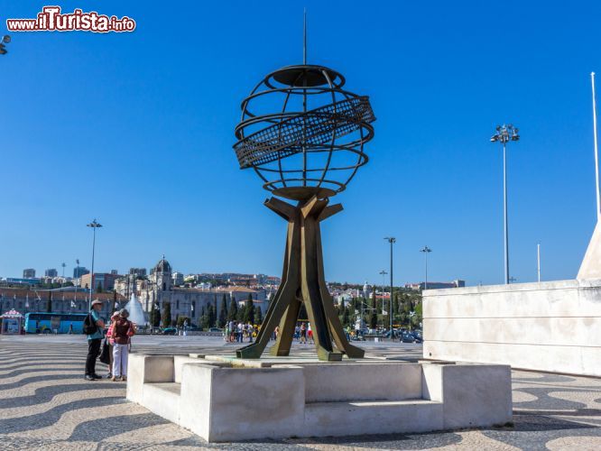 Immagine La sfera armillaria fa parte del complesso del monumento alle scoperte di Lisbona - © e X p o s e / Shutterstock.com