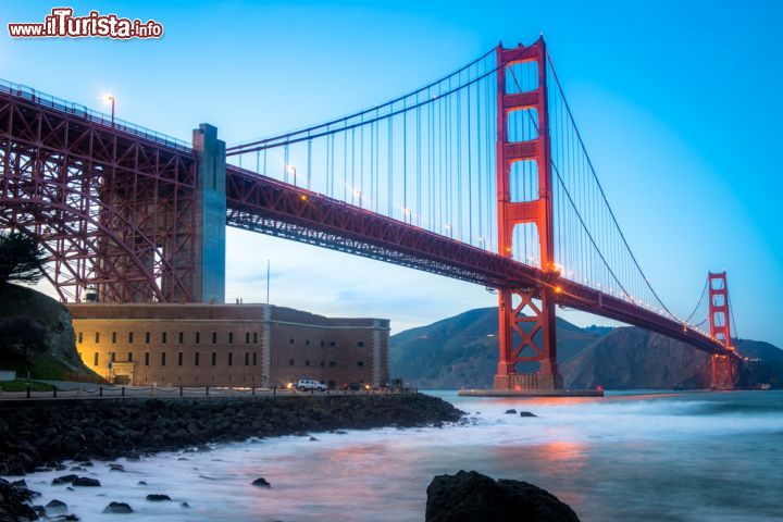 Immagine Il Golden Gate al tramonto fotografato dal Presidio di San Francisco. In primo piano il Fort Point