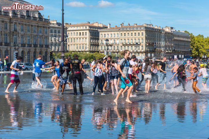 Immagine Ragazzi si divertono con i giochi d'acqua di Place de la Bourse a Bordeaux (Francia) - © dvoevnore / Shutterstock.com