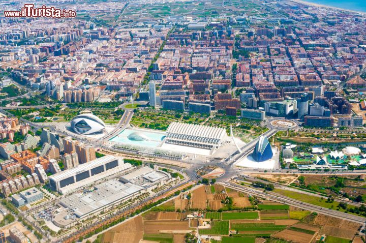Immagine Una veduta aerea di Valencia e della Città delle Arti e delle Scienze. Il progetto di Calatrava è stato ricavato nei Giardini del Turia, uno spazio verde che attaravrsa la città spagnola - foto © Lipskiy / Shutterstock.com