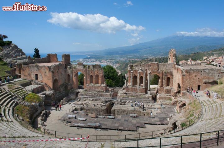 Immagine Il panorama straordinario del Teatro Antico di Taormina: le gradinate degli spettatori le scene e il monte Etna sullo sfondo